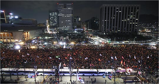 제16차 촛불집회가 지난 18일 서울 광화문광장에서 진행되고 있다.ⓒ데일리안 김나윤 기자