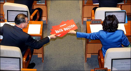 2016년 12월 2일 더불어민주당 의원들이 국회 본회의에서 의원석 모니터에 '박근혜 탄핵'이라고 쓰인 종이를 올려놓고 있다. ⓒ데일리안