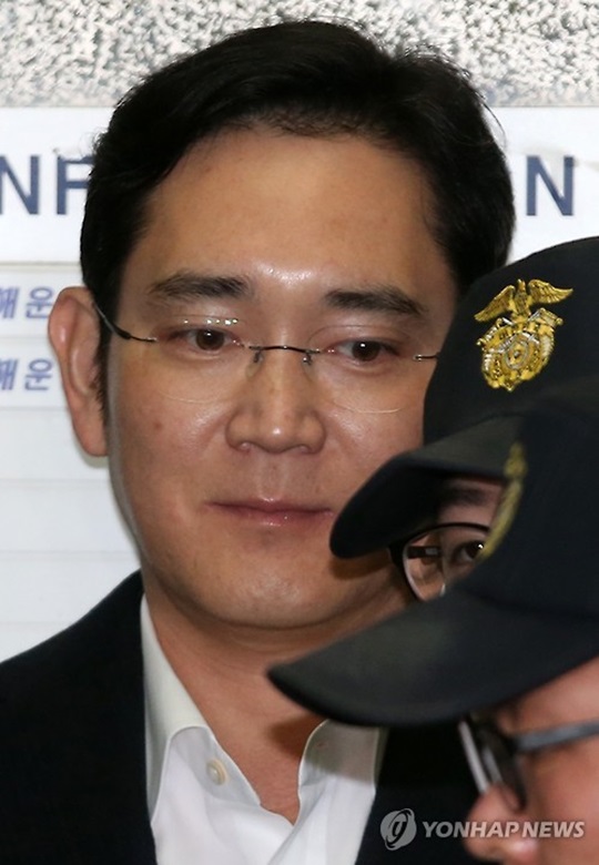 이재용 삼성전자 부회장이 26일 오전 조사를 받기 위해 서울 강남구 대치동 특검으로 향하고 있다.ⓒ연합뉴스