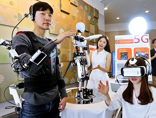 SK텔레콤은 ‘모바일 월드 콩그레스(MWC) 2017’에서 인공지능(AI)과 5G 혁신을 전면에 내세운다. 사진은 SK텔레콤 모델들이 서울 을지로 본사에서 정보통신기술 선도 사업자들과 함께 5G 기반의 로봇을 시연하고 있는 모습.ⓒSK텔레콤 