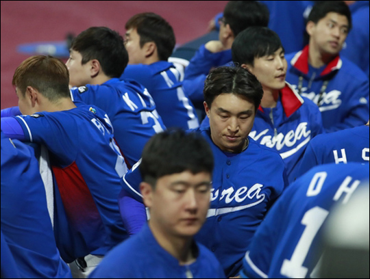 네덜란드에 무기력하게 패한 대표팀 선수들이 침울한 표정을 짓고 있다. ⓒ 연합뉴스