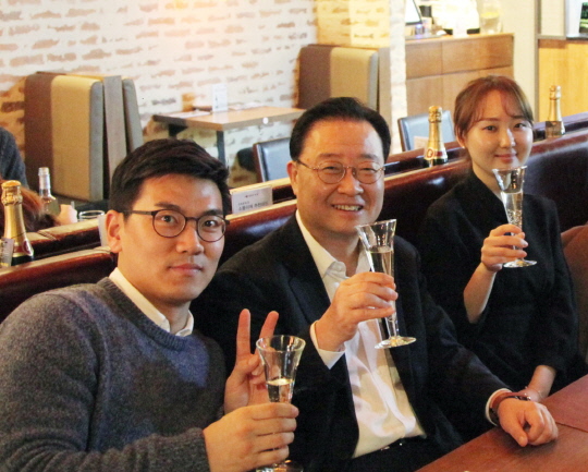 김창범 한화케미칼 사장(가운데) 8일 서울 강남의 한 이탈리안 레스토랑에서 직원들과 저녁식사를 하고 있다.ⓒ한화케미칼