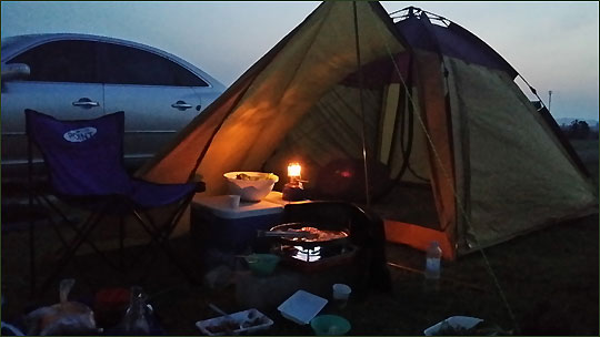 해가진 오토캠핑장 텐트에 밝혀진 랜턴불.ⓒ조남대