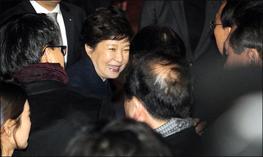 헌정사상 최초로 대통령직에서 파면된 박근혜 전 대통령이 12일 오후 청와대를 떠나 서울 삼성동 자택앞에 도착해 마중나온 친박 의원들 및 전 청와대 참모들과 인사를 나누고 있다. ⓒ데일리안 박항구 기자