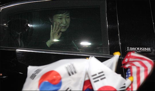 박근혜 전 대통령이 12일 오후 청와대를 떠나 서울 삼성동 자택앞에 도착하며 태극기를 흔드는 지지자들을 향해 차량안에서 손을 흔들고 있다. ⓒ데일리안 박항구 기자