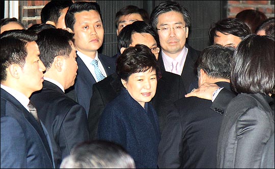 헌정사상 최초로 대통령직에서 파면된 박근혜 전 대통령이 12일 오후 1472일만에 청와대를 떠나 서울 삼성동 자택앞에 도착해 마중나온 친박 의원들 및 전 청와대 참모들과 인사를 나누고 있다. ⓒ데일리안 박항구 기자