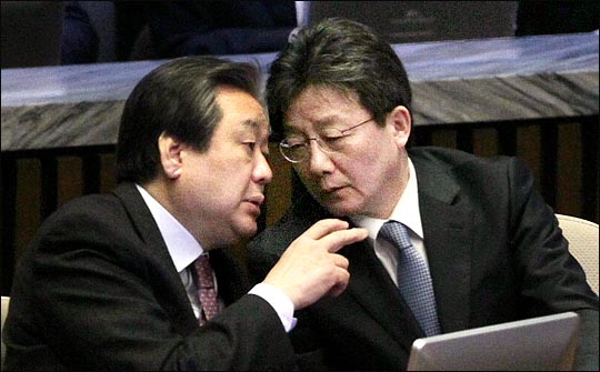 바른정당 김무성 의원과 유승민 의원이 지난 2월 열린 국회 본회의에서 귀엣말을 하며 무언가 논의하고 있다. ⓒ데일리안 박항구 기자
