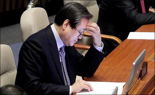 김무성 바른정당 의원이 지난 2월 열린 국회 본회의에서 얼굴을 만지고 있다. ⓒ데일리안 박항구 기자