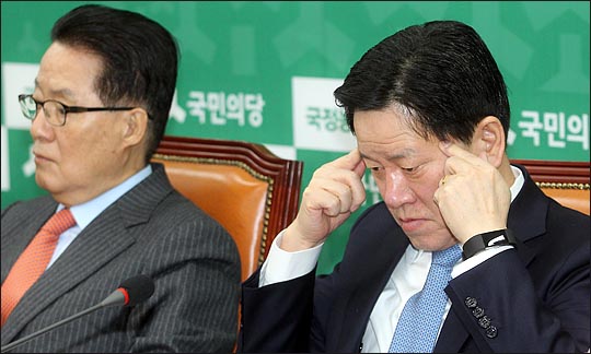 주승용 국민의당 원내대표가 지난 3일 오전 국회에서 열린 최고위원회의에서 얼굴을 만지고 있다. ⓒ데일리안 박항구 기자