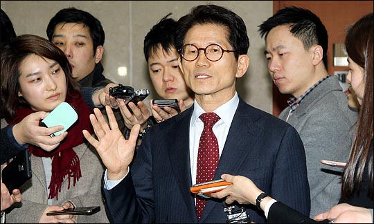 김문수 새누리당 비상대책위원이 6일 국회 정론관에서 박근혜 대통령에 대한 탄핵심판 기각을 주장한 뒤 기자들의 질문에 답변하고 있다. ⓒ데일리안