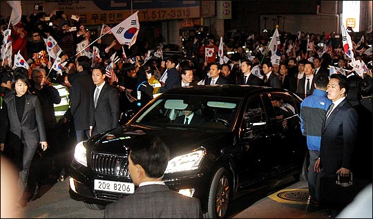 헌정사상 최초로 대통령직에서 파면된 박근혜 전 대통령이 12일 오후 1472일만에 청와대를 떠나 서울 삼성동 자택에 승용차를 이용해 도착하고 있다. ⓒ데일리안 박항구 기자