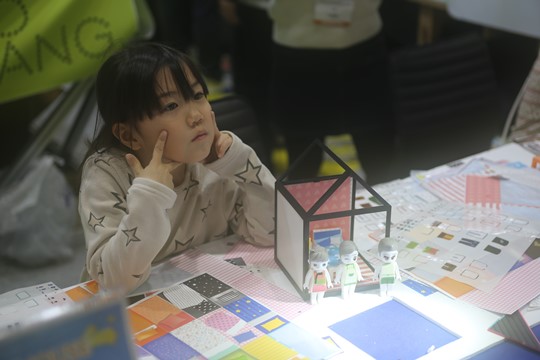 지난 1월 삼성 코엑스에서 열린 셈스게임즈 교육박람회에서 한 아동이 자신이 디자인한 완구를 조립하고 있다.ⓒ셈스게임즈