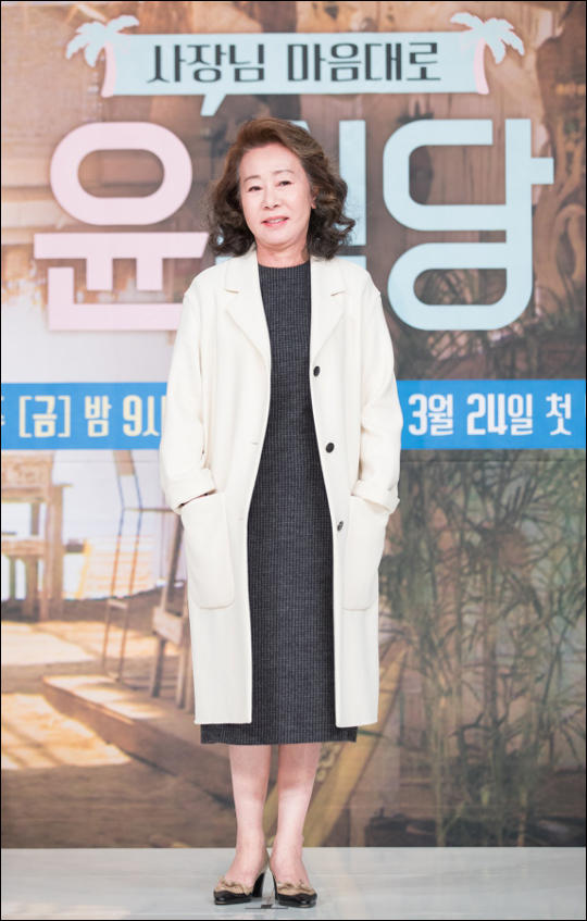 tvN 새 예능프로그램 '윤식당'에 출연한 배우 윤여정이 나영석 PD에 대한 믿음을 드러냈다.ⓒtvN