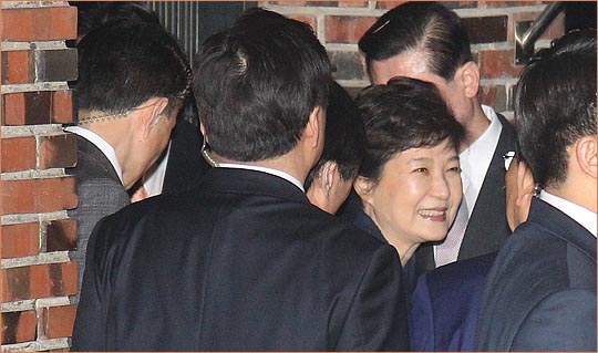 박근혜 전 대통령이 3월 12일 서울 삼성동 자택앞에 도착해 마중나온 친박 의원들 및 전 청와대 참모들과 인사를 나누고 있다. ⓒ데일리안 박항구 기자