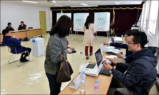더불어민주당 제19대 대통령선거 후보자 경선 투표가 각 지역 선거구별로 시작된 22일 서울 영등포구 투표소에서 당원들과 신청한 시민들이 투표를 하고 있다. ⓒ데일리안