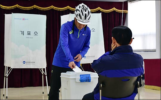 더불어민주당 제19대 대통령선거 후보자 경선 투표가 각 지역 선거구별로 시작된 22일 서울 영등포구 투표소에서 당원들과 신청한 시민들이 투표를 하고 있다. ⓒ데일리안