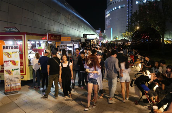 트렌디한 퓨전 먹거리부터 플리마켓을 통한 아이디어 상품, 다양한 버스킹 공연까지. 서울의 문화 트렌드로 자리잡은 '밤도깨비야시장'을 오는 24일 만날 수 있게 된다. 서울시 제공