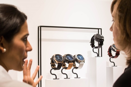 삼성전자 안내원이 23일 스위스 바젤에서 개최한 시계 박람회 ‘바젤월드 2017’에서 관람객에게 삼성전자'기어S3'를 소개하고 있다.ⓒ삼성전자