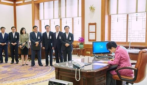 박근혜 전 대통령이 2015년 9월 21일 청와대에서 열린 수석비서관회의를 주재한 직후 집무실에서 자신이 제안한 청년희망펀드에 서명하고 있다.ⓒ연합뉴스