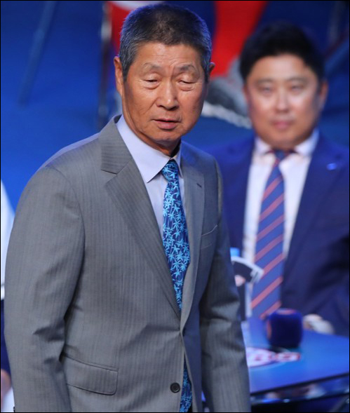 김성근 감독은 김태형 감독(오른쪽)의 니퍼트 카드에 맞서 비야누에바를 개막전에 내세운다. ⓒ 연합뉴스