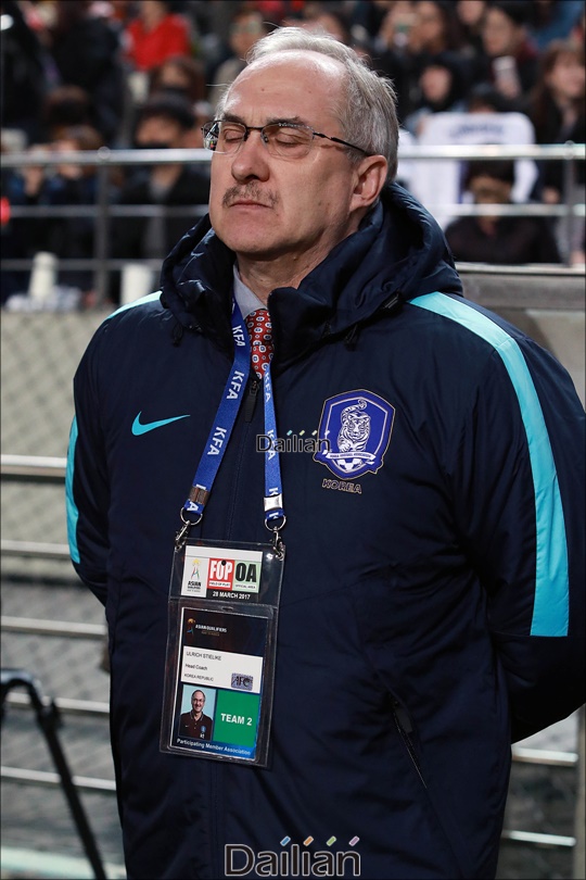 [한국 시리아]승장인 슈틸리케 감독도 팬들의 환대를 받지 못했다. ⓒ 데일리안 홍금표 기자