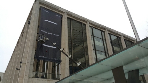 28일(현지시간) 오전 뉴욕 링컨센터 데이비드 게펜홀 벽면에 '갤럭시S8' 대형 포스터가 부착되고 있다. ⓒ 데일리안 이호연 기자 