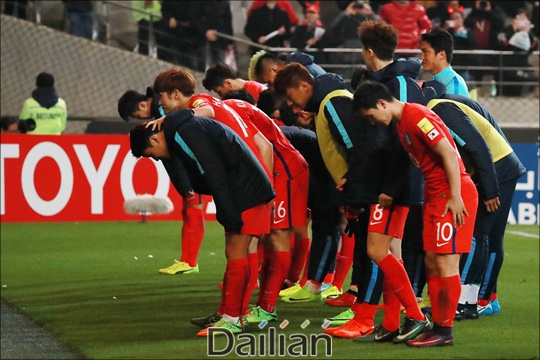 시리아전 종료 후 인사하는 한국 축구대표팀. ⓒ 데일리안 홍금표 기자