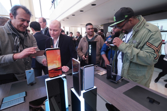 29일(현지시간) 미국 뉴욕 링컨센터 데이비드게펜홀에서 개최된 '갤럭시 언팩 2017' 행사에 참석한 사람들이 갤럭시 S8 시리즈 제품을 체험해보고 있다.ⓒ삼성전자 