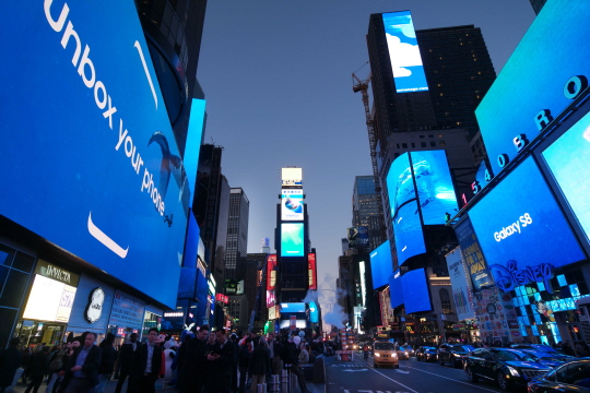 29일(현지시간) 미국 뉴욕 타임스퀘어 42개 옥외 광고판이 '갤럭시S8' 푸른빛으로 일제히 물들었다. ⓒ 삼성전자 
