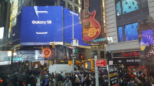 29일(현지시간) 미국 뉴욕 타임스퀘어 한복판에 방영되는 '갤럭시S8' 광고 화면. ⓒ 데일리안 이호연 기자