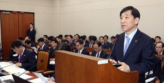 이주열 한국은행 총재가 30일 오전 국회에서 열린 기획재정위 전체회의에서 현안 보고를 하고 있다.ⓒ연합뉴스