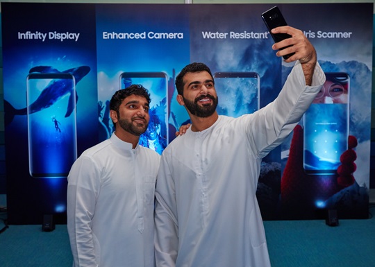 관람객들이 11일(현지시간) 아랍에미리트 두바이에서 진행된 '갤럭시S8'·'갤럭시S8+' 출시 행사에서 제품을 체험하고 있다. ⓒ삼성전자