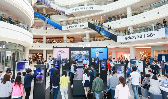 서울 영등포 타임스퀘어에 위치한 사전 체험존이 '갤럭시 S8', '갤럭시S8 플러스'를 체험하는 소비자들로 붐비고 있다. ⓒ 삼성전자 