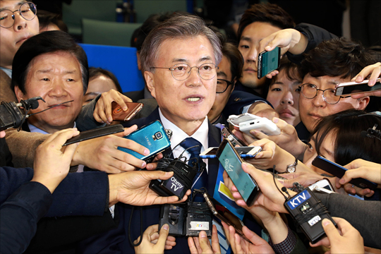 3월 29일 대전 충무체육관에서 열린 더불어민주당 경선에서 문재인 후보가 기자들의 질문에 답하고 있다. ⓒ데일리안  