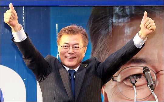 문재인 더불어민주당 대선후보가 17일 서울 광화문 광장에서 열린 집중유세에서 엄지 손가락을 치켜 세우고 시민들에게 인사하고 있다. ⓒ데일리안 박항구 기자