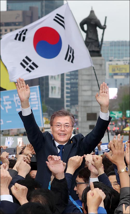 문재인 더불어민주당 대선후보가 17일 오후 서울 광화문 광장에서 열린 집중유세에서 손들 들어 시민들에게 인사하고 있다.(자료사진) ⓒ데일리안 박항구 기자