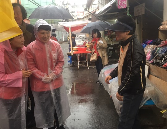 18일 서울 용산구의 용문시장을 방문한 홍준표 후보의 배우자 이순삼 씨가 비가 내리는 가운데 시장상인들과 시민들을 잇따라 찾아가면서 지지를 호소했다. ⓒ데일리안 정금민 기자