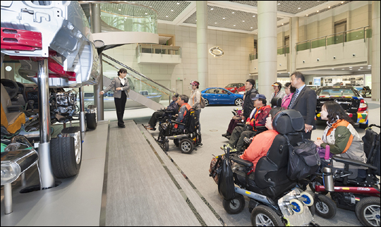 부산근육장애인재활협회 회원들이 19일 르노삼성자동차 부산공장을 견학하고 있다.ⓒ르노삼성자동차