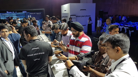 지난 19일(현지시간) 인도 뉴델리에서 진행된 '갤럭시 S8·S8+' 미디어 행사에서 참석자들이 제품을 체험하고 있다.ⓒ삼성전자