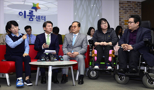 안철수 국민의당 대선후보가 20일 서울 영등포구 여의도 이룸센터에서 열린 '모두를 위한 장애인 복지' 간담회에서 인사말을 하고 있다. ⓒ데일리안