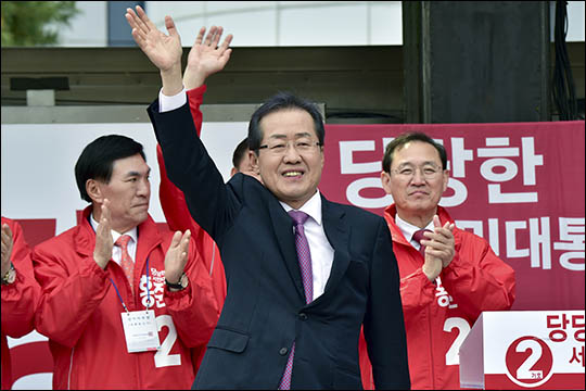 홍준표 자유한국당 대선후보가 20일 오전 인천 종합터미널 광장을 방문해 지지를 호소하고 있다. ⓒ데일리안 김나윤 기자