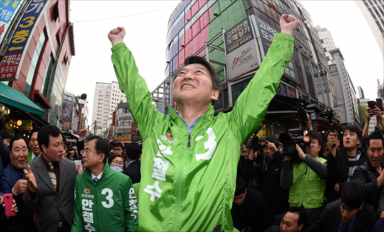 안철수 국민의당 대선후보가 4월 20일 오후 서울 중구 남대문시장에서 시민들과 인사를 나누고 있다. ⓒ데일리안