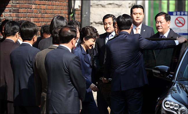 사진은 영장실질심사가 예정된 지난달 30일 오전 서울 삼성동 자택 앞에서 친박 의원들에게 배웅을 받는 박근혜 전 대통령. ⓒ데일리안 
