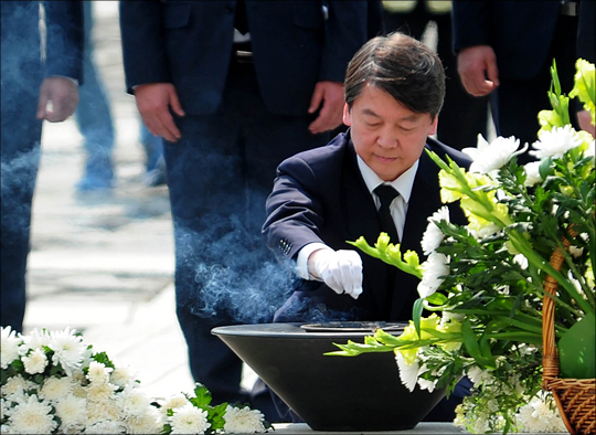안철수 국민의당 대선후보가 22일 오후 경남 김해시 봉하마을에서 고 노무현 전 대통령의 묘역을 참배하고 있다. ⓒ데일리안