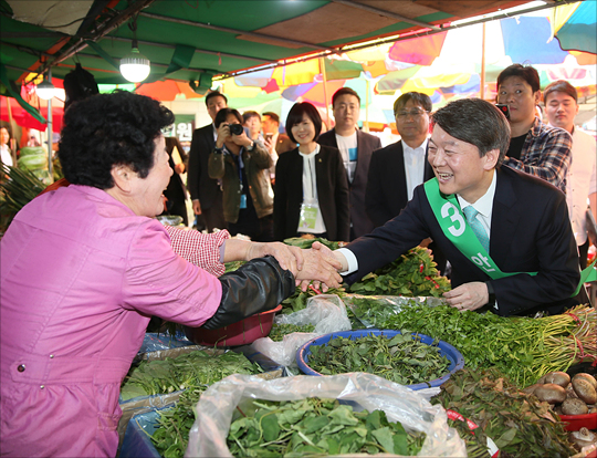 안철수 국민의당 대선 후보가 22일 경남 창원시 의창구 소답시장에서 시장상인들과 인사를 나누며 지지를 호소하고 있다. ⓒ데일리안
