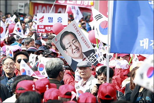 22일 오후 서울역 광장에서 열린 ­­홍준표 자유한국당 대선후보 집중유세 현장에 홍준표 선거 피켓이 보이고 있다. ⓒ데일리안 김나윤 기자 ­