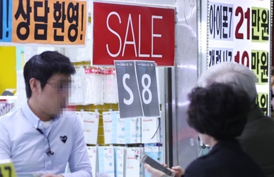 소비자들이 서울 강남구 강남역 내에 위치한 휴대폰 매장에서 구매 상담을 하고 있다.ⓒ연합뉴스