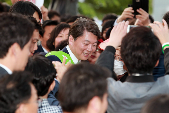 안철수 국민의당 대선후보가 24일 오후 전남 광주 북구 전남대 앞에서 가진 집중유세에서 지지를 호소하고 있다. ⓒ데일리안 홍금표 기자