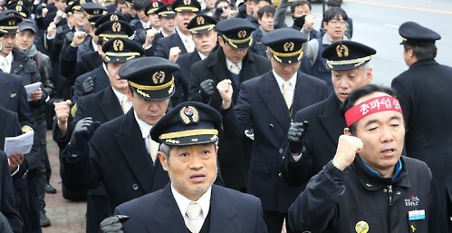 대한항공 조종사들이 지난해 12월 22일 서울 강서구 대한항공 앞에서 열린 파업 출정식에서 구호를 외치고 있다.ⓒ연합뉴스