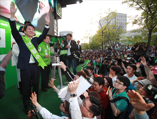안철수 국민의당 대선후보가 24일 오후 전남 광주 북구 전남대 앞에서 가진 집중유세에서 손을 들어올리고 있다. ⓒ데일리안

